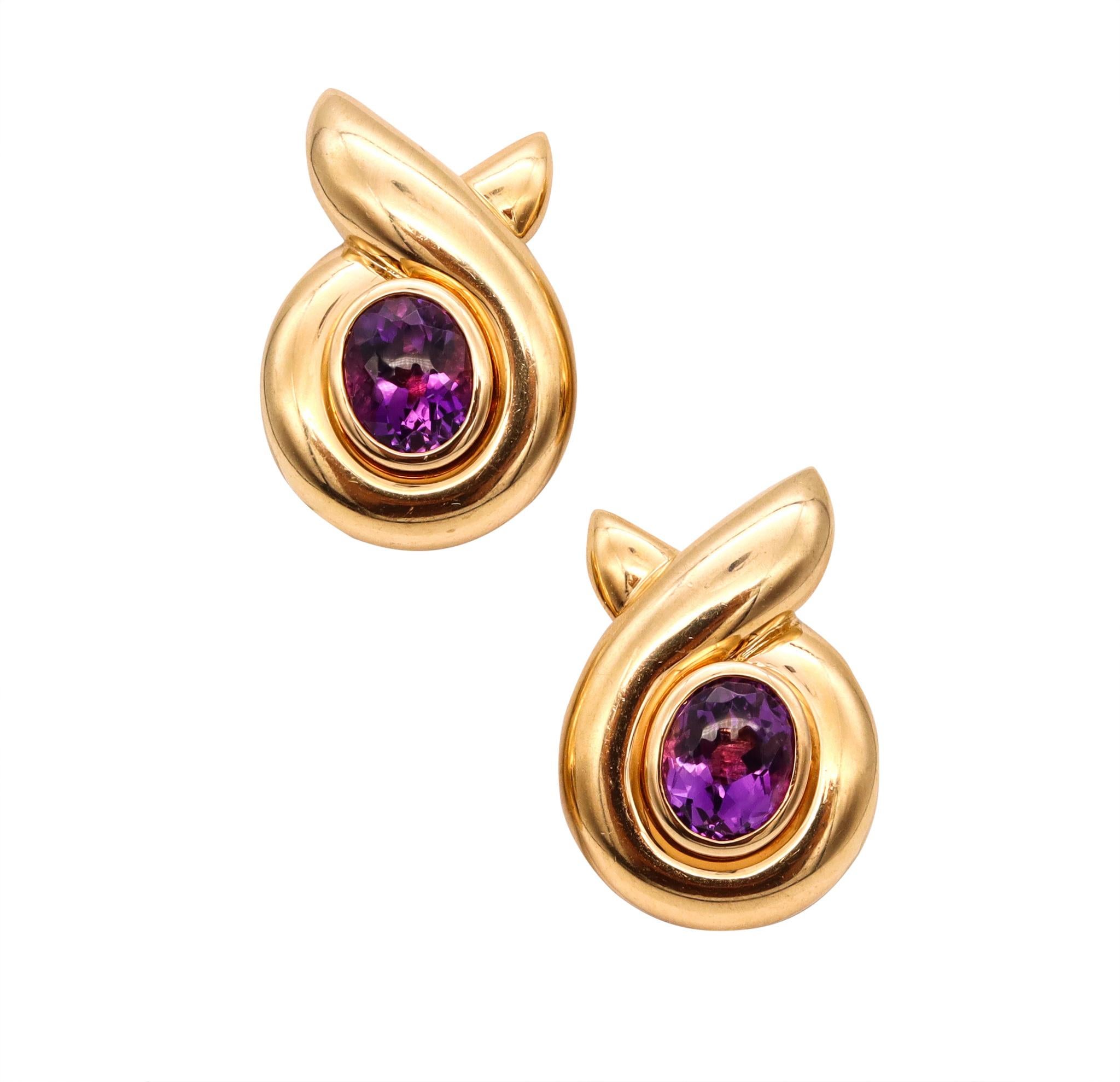 Une paire de boucles d'oreilles conçue par Verdura.

Des pièces magnifiques et colorées fabriquées par la maison Verdura. Cette paire de boucles d'oreilles iconiques a été réalisée en or jaune massif de 18 carats, avec une finition polie et adaptée