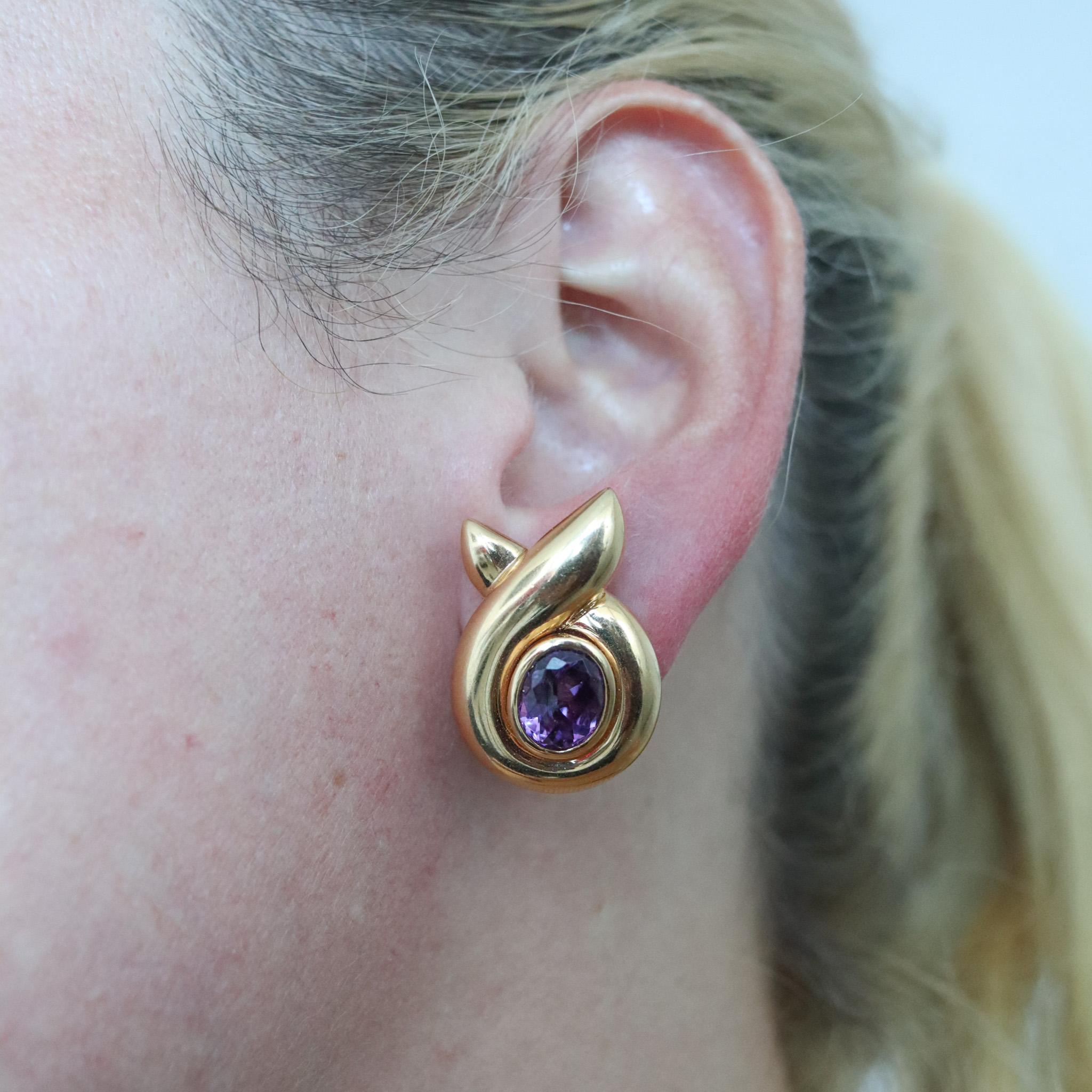 Verdura Milan 18Kt Yellow Gold Earrings with 11.8 Cts of Vivid Purple Amethyst In Excellent Condition For Sale In Miami, FL