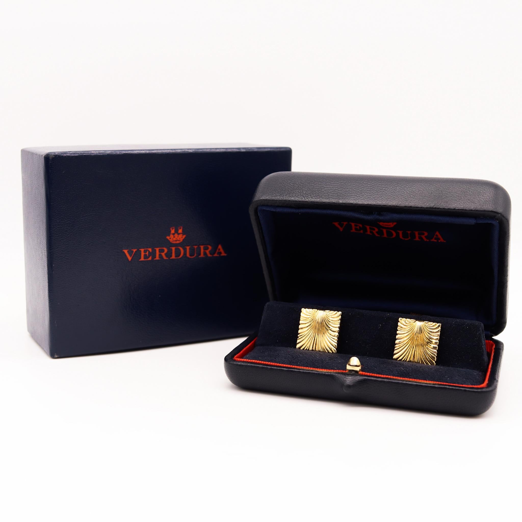 Baroque cufflinks designed by Verdura.

A classic iconic pair of cufflinks, created by the renowned jewelry designer of Verdura. These rare shell cufflinks has been first designed in the 1941 and carefully crafted in solid yellow gold of 18 karats,