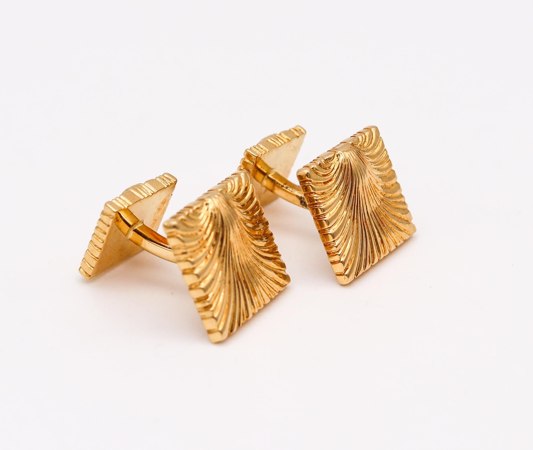 Verdura Milan 1941 Iconic Baroque Shell Cufflinks In Solid 18Kt Yellow Gold In Excellent Condition In Miami, FL