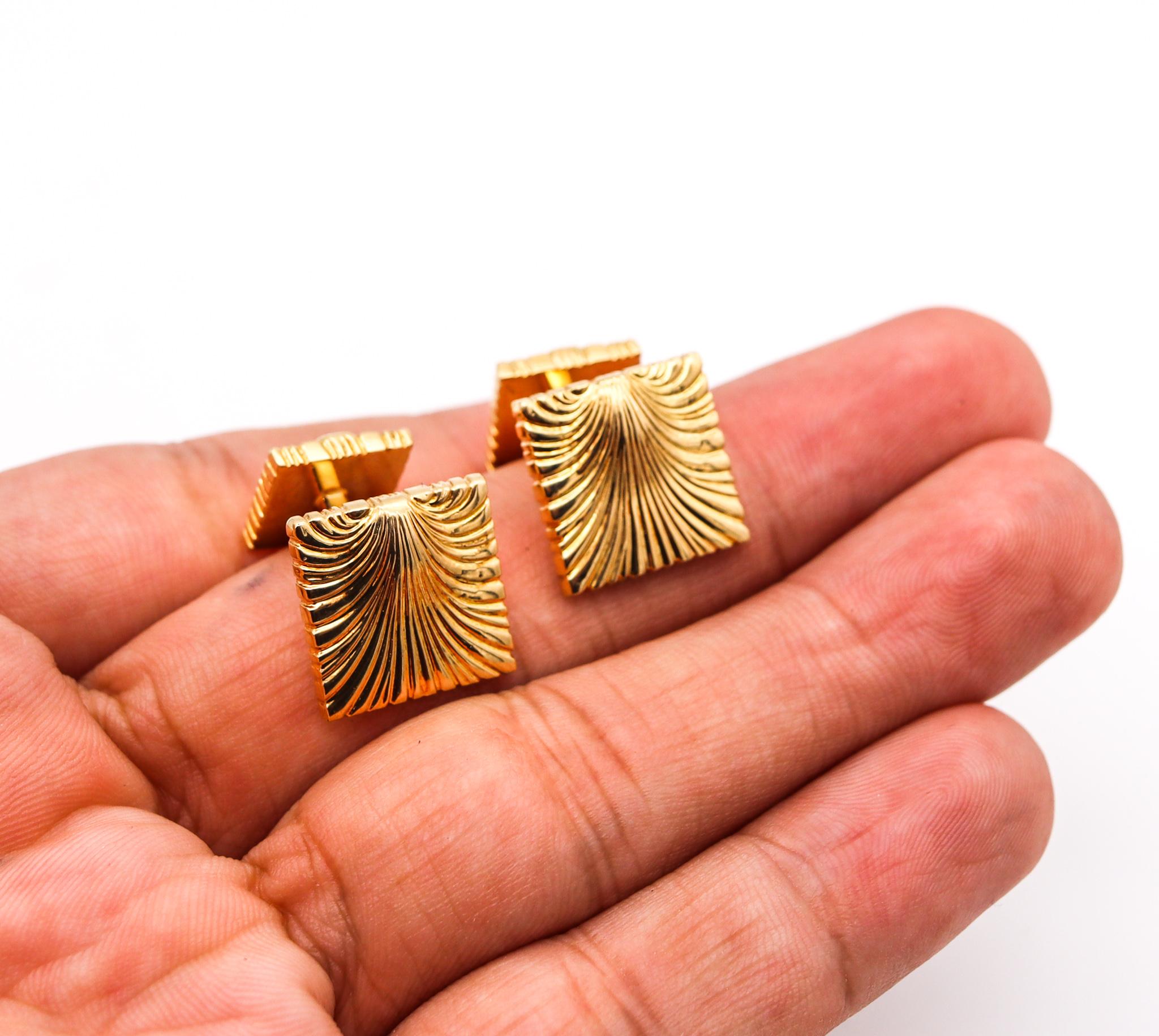 Verdura Milan 1941 Iconic Baroque Shell Cufflinks In Solid 18Kt Yellow Gold 2