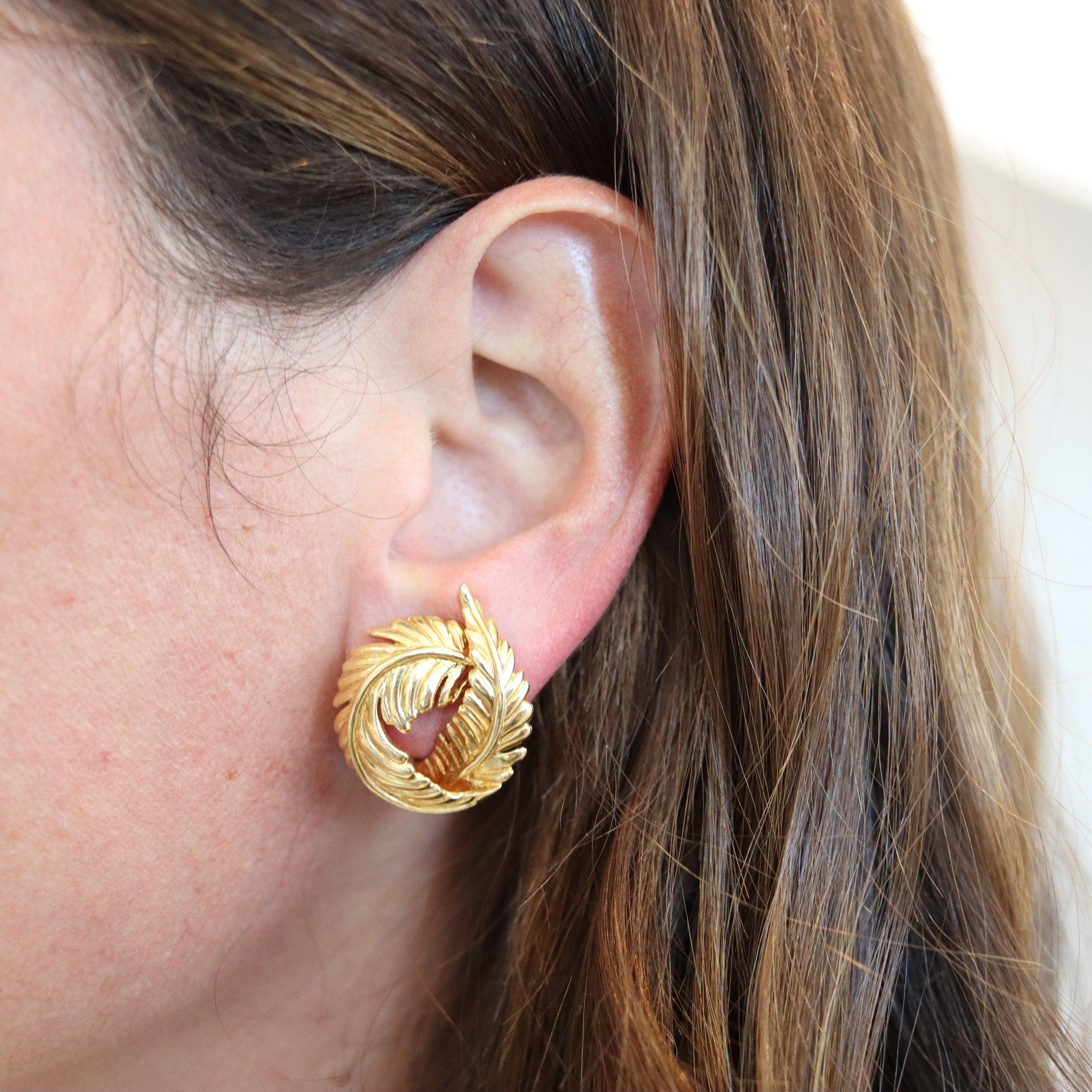 Boucles d'oreilles à clipser conçues par Verdura.

Il s'agit d'une paire emblématique de boucles d'oreilles à clips, créée à Milan en Italie par la célèbre maison de joaillerie Verdura dans les années 1960. Ces emblématiques boucles d'oreilles en