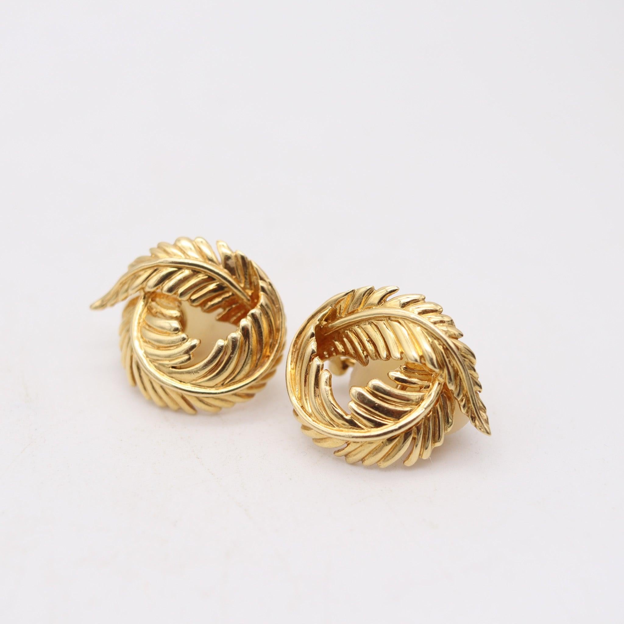 VERDURA Milan 1960 Iconic Twisted Leaves Clips On Earrings in 18Kt Yellow Gold (Boucles d'oreilles feuilles torsadées en or jaune 18Kt) Pour femmes en vente