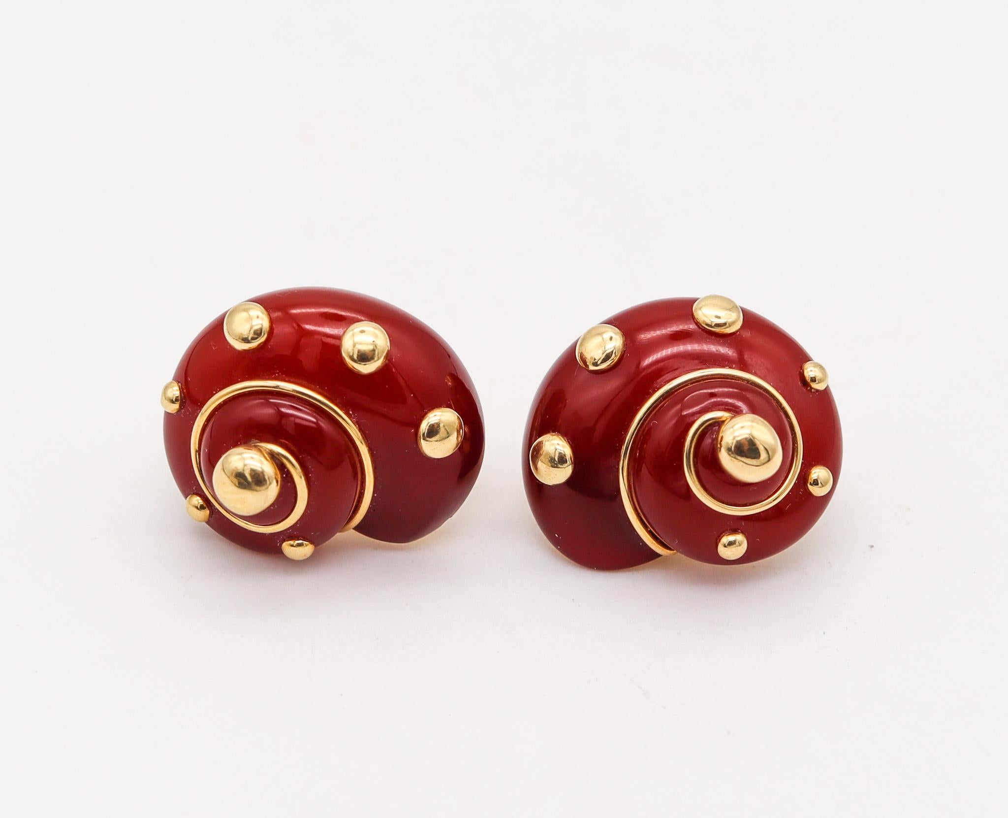 Free form pair of clip-earrings designed by Verdura.

A beautiful pair of clips earrings, created in Milan Italy by the renowned jewelry house of Verdura. These aesthetic free form earclips has been crafted in solid yellow gold of 18 karats, with