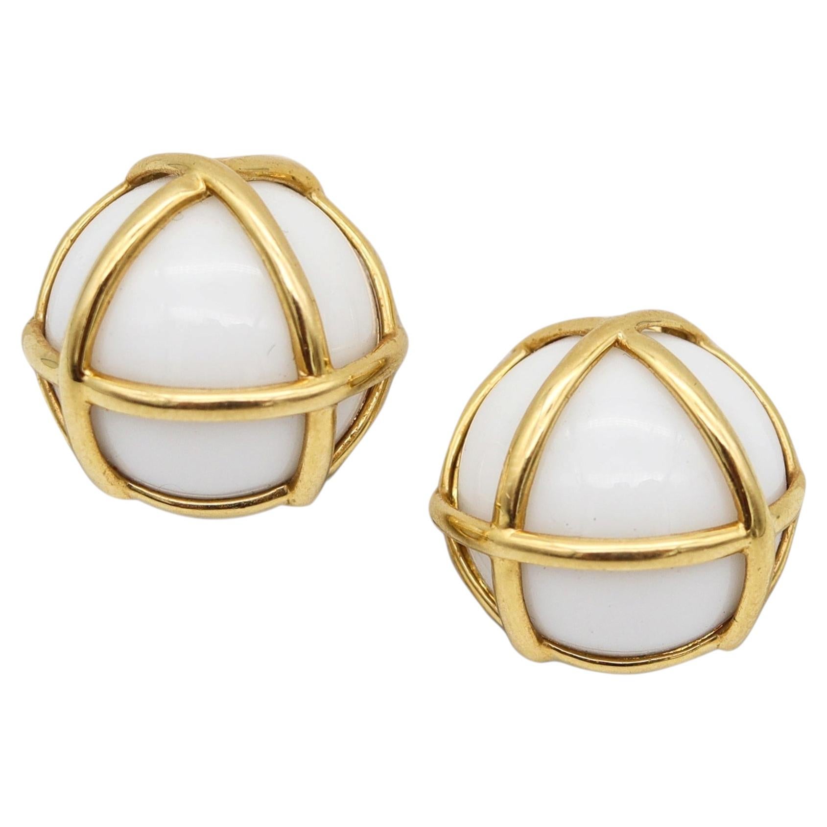 VERDURA Milano: orecchini a clip in oro giallo 18 carati con corallo bianco incorniciato, stile francese