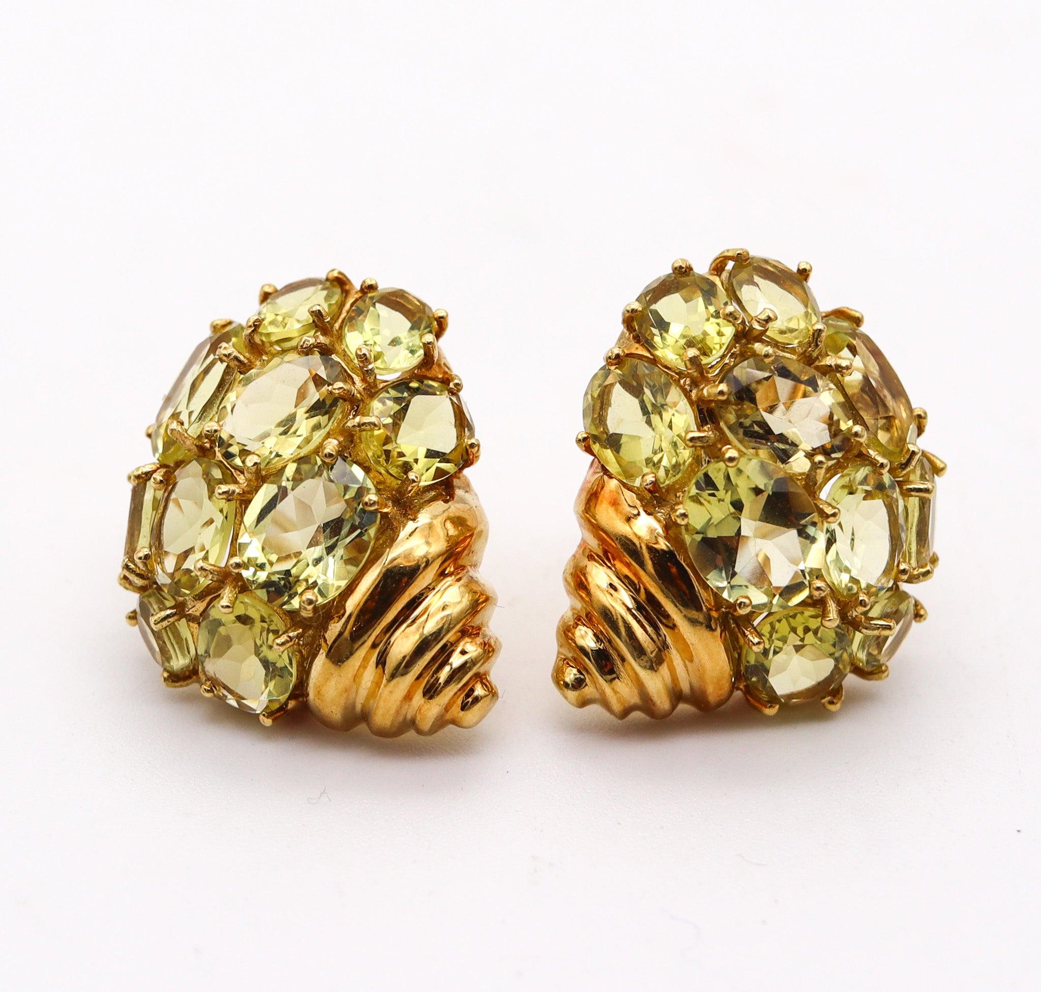 Modernista VERDURA Milano Orecchini a clip in oro giallo 18Kt con topazio verde in vendita
