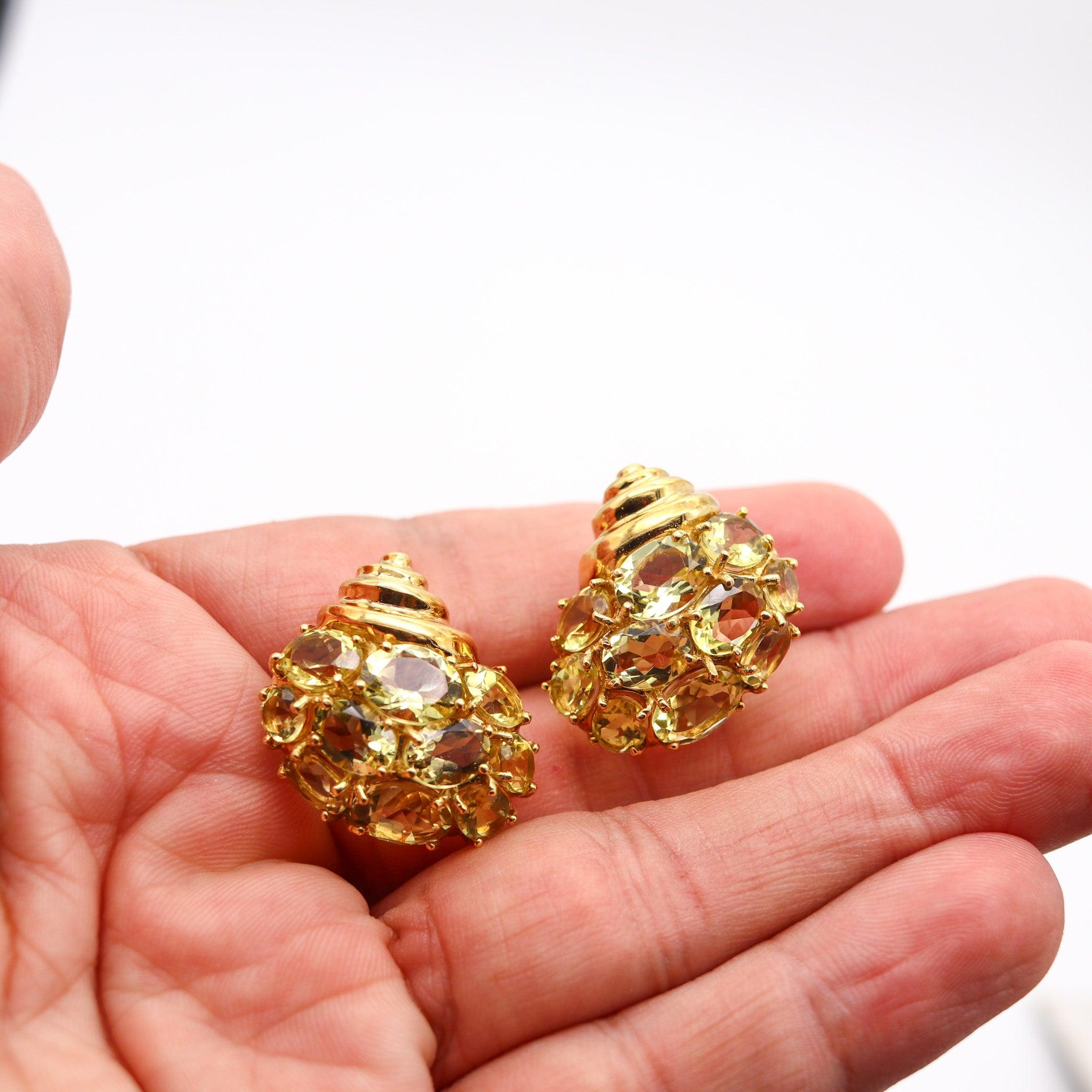 Taglio ovale VERDURA Milano Orecchini a clip in oro giallo 18Kt con topazio verde in vendita