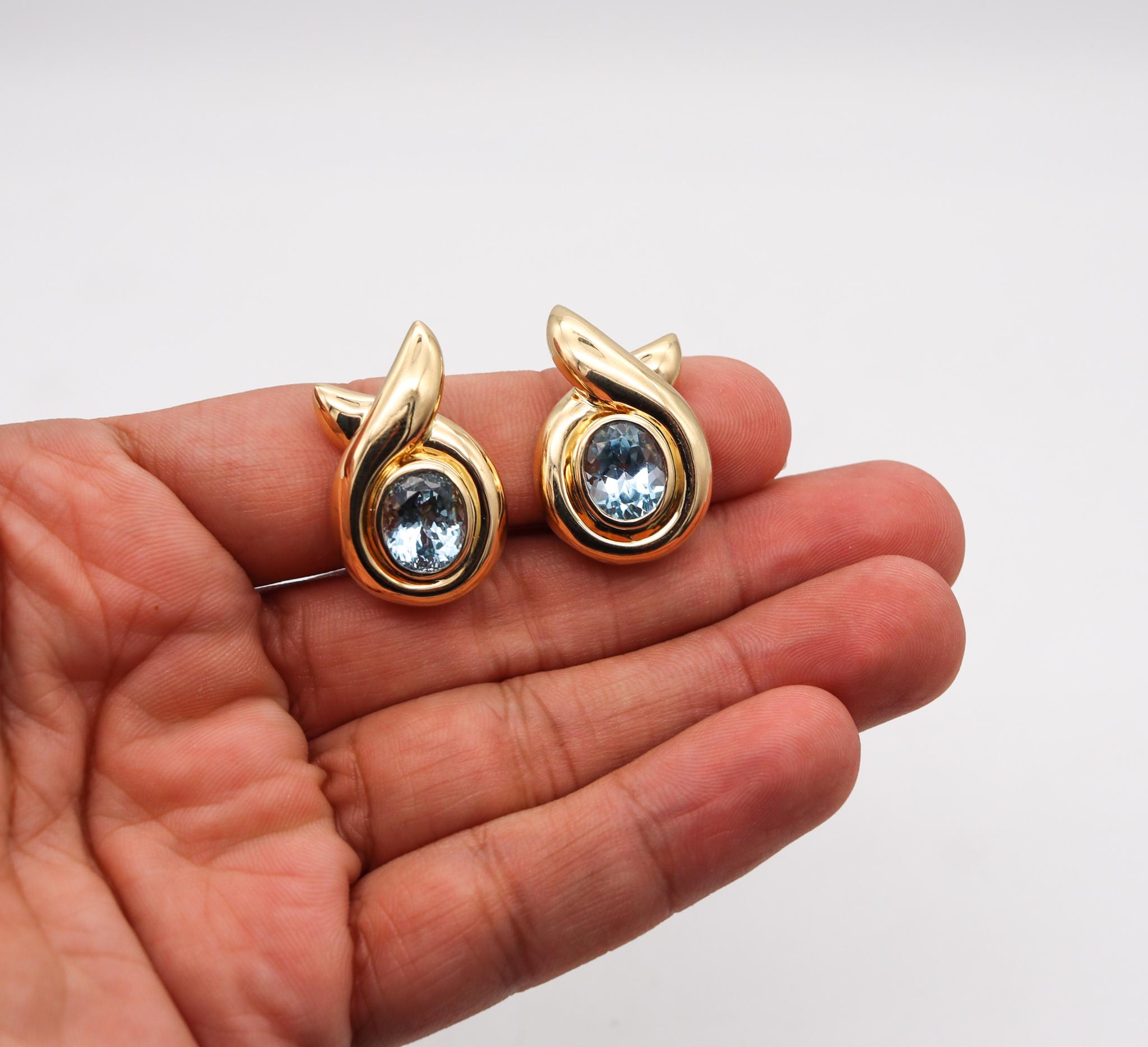 Verdura Milano Convertible Earrings in 18k Yellow Gold with 9.20 Ctw Aquamarines In Excellent Condition In Miami, FL