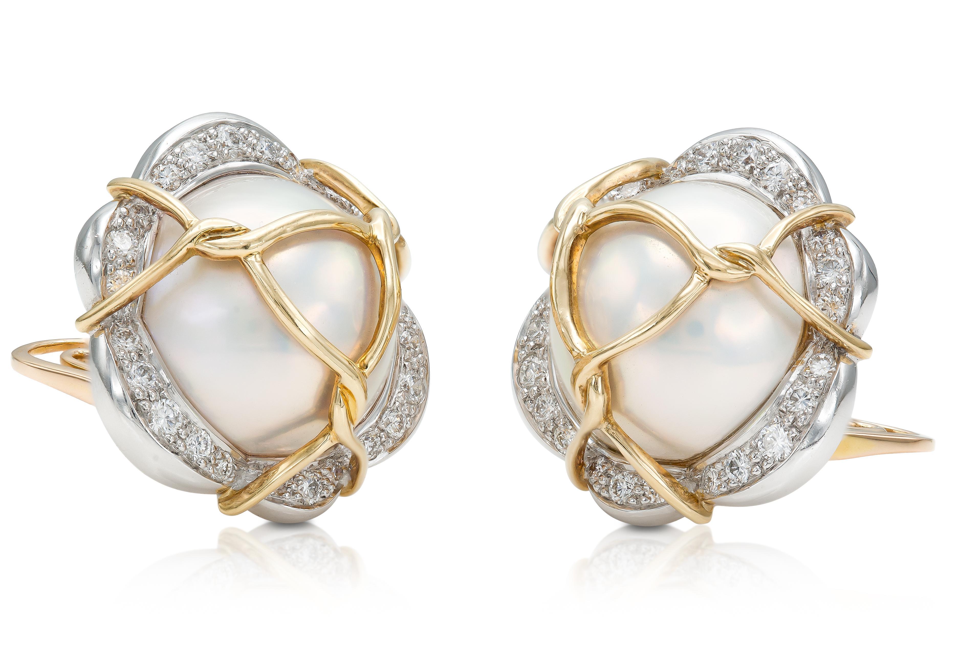 Finement réalisé en or jaune 18 carats et en platine avec des perles au centre et des diamants ronds de taille brillante autour.
Signé par Verdura
1 pouce de diamètre