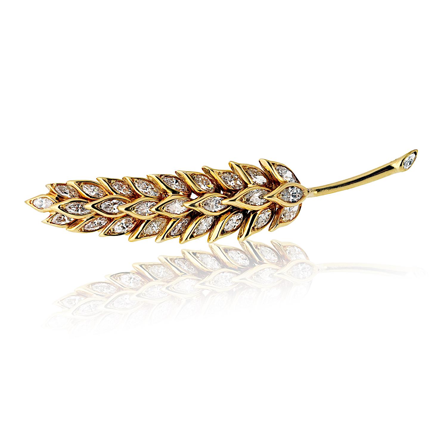 Questa squisita spilla Verdura Petite Diamond Leaf in oro giallo 18 carati è una splendida rappresentazione dell'eleganza ispirata alla natura. Con una lunghezza di 6 cm, la spilla è splendidamente disegnata per imitare il flusso organico di una