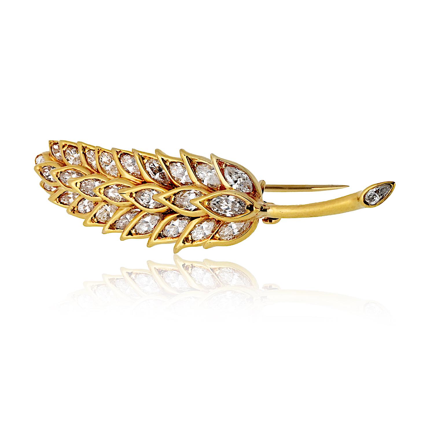 Moderno Spilla a forma di foglia con diamante Petite di 2,25cttw in Verdura in vendita