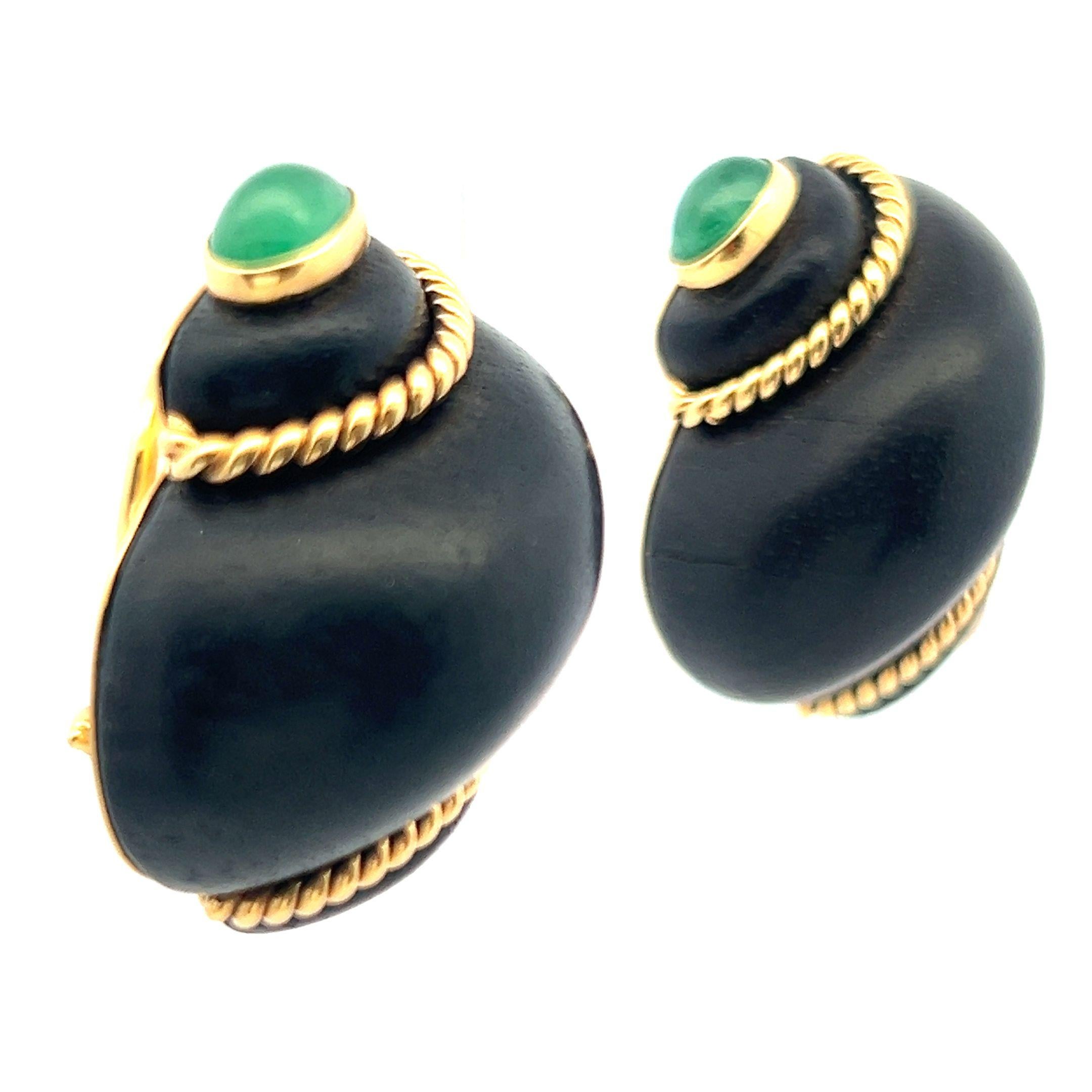 Verdura Shell 1.50 Carat Emerald 1.50 Carat Ruby 18K YG Clip On Earrings In Good Condition For Sale In New York, NY