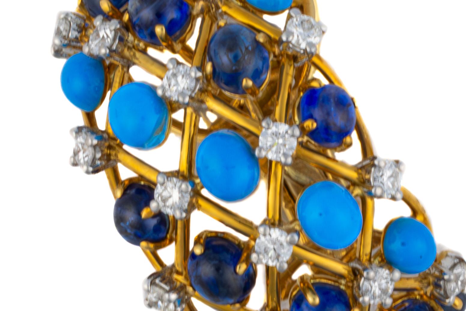 Orecchini a cerchio in verdura, zaffiro cabochon e diamante

Descrizione:
Questi audaci e scultorei orecchini a cerchio di Verdura presentano un reticolo di turchesi blu cabochon e zaffiri blu cabochon, ciascuno incorniciato da scintillanti diamanti