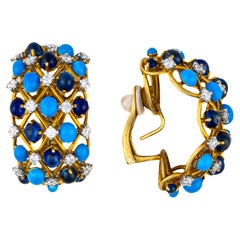 Verdura - Créoles en turquoise, saphir cabochon et diamant