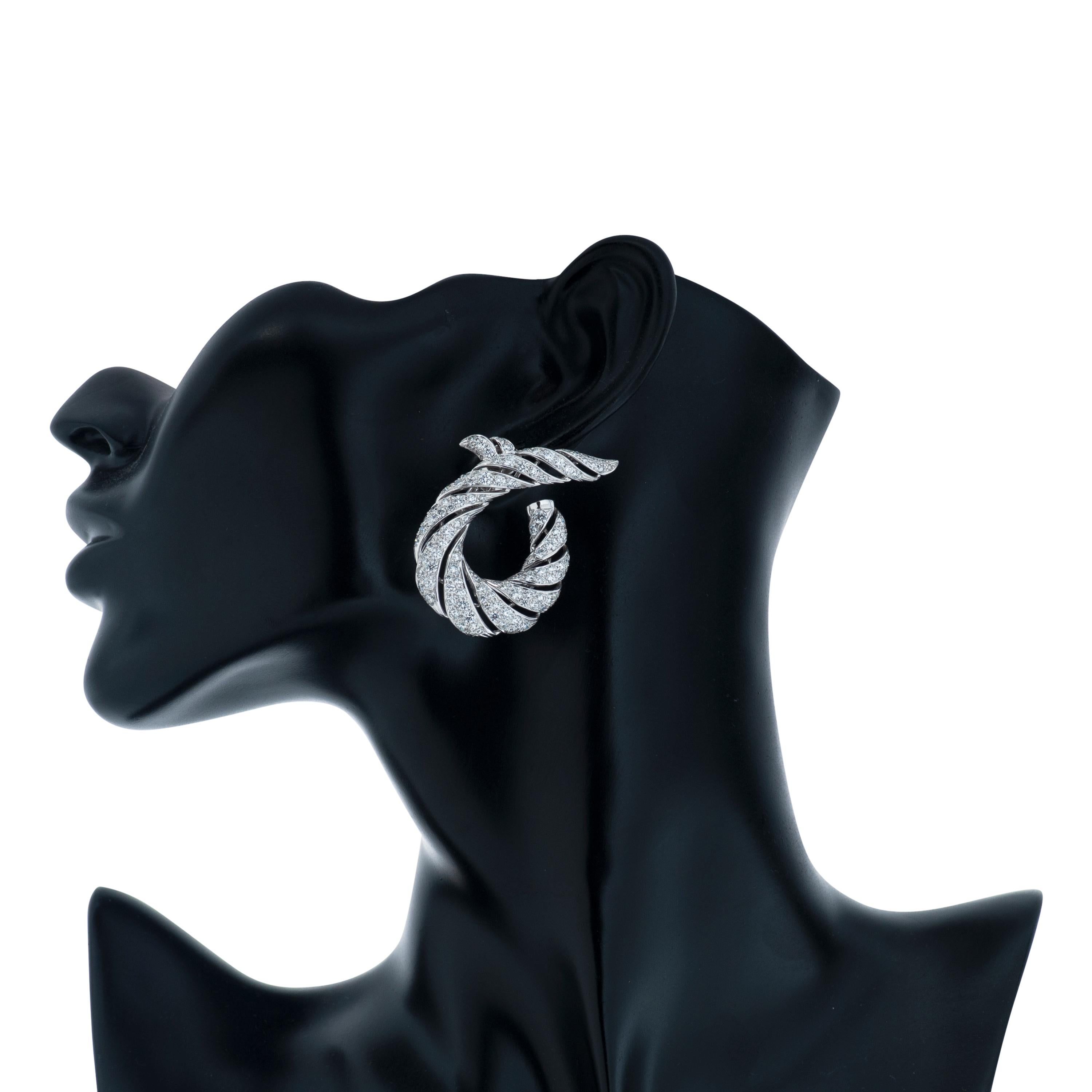 Verdura Twisted Horn Diamant-Ohrringe mit Clip aus Platin.

Diese Verdura-Ohrringe bestehen aus ca. 7,70 Karat runden Diamanten im Brillantschliff und sind 45 mm lang und 30 mm breit.

Signiert Verdura.