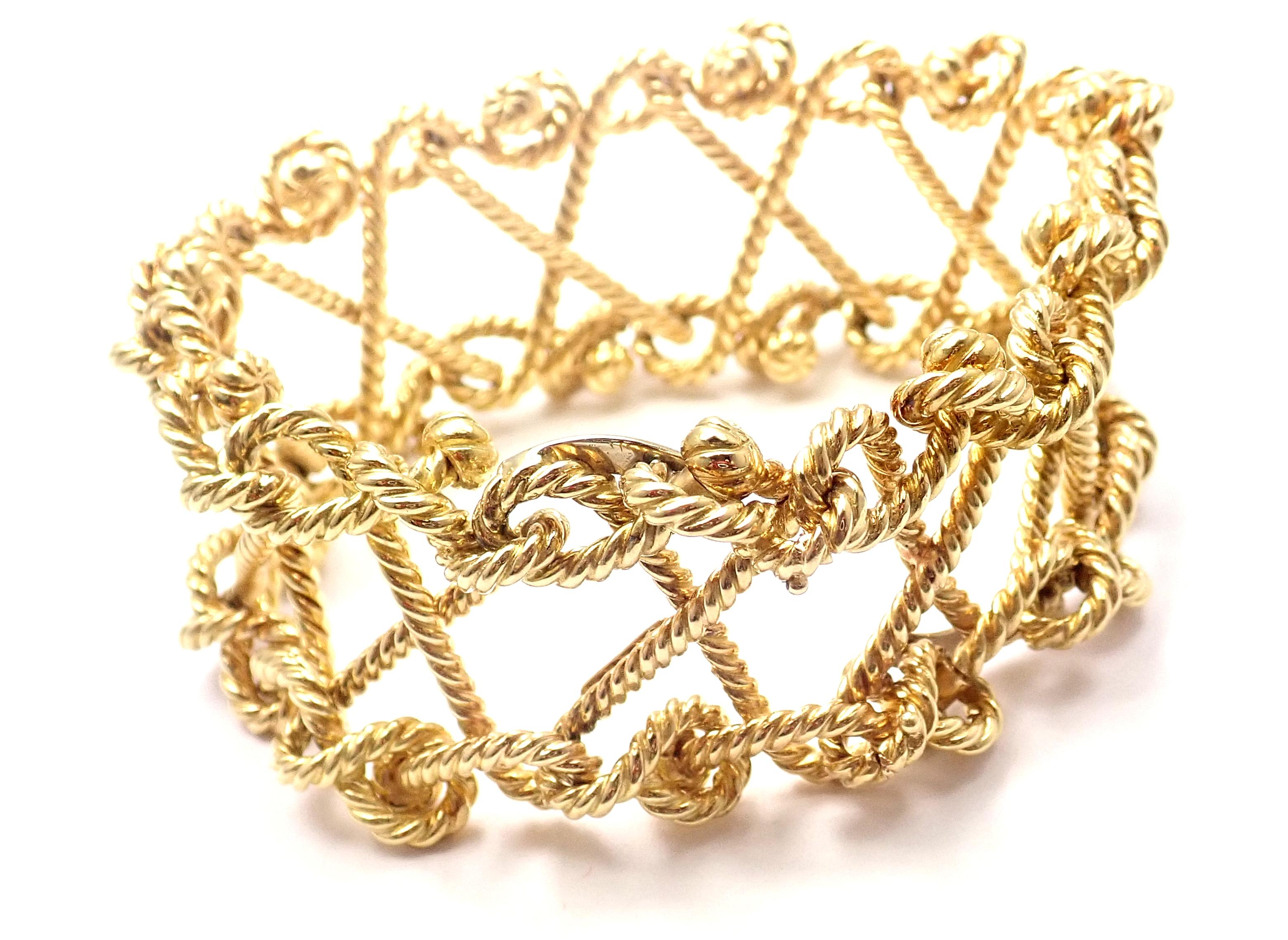 18k Gelbgold Twisted Rope Openwork breites Gliederarmband von Verdura. 
Einzelheiten: 
Gewicht: 105,9 Gramm
Breite: 1 1/4