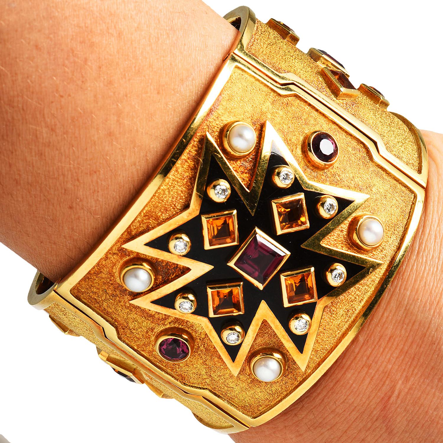 Moderne Verdura Bracelet jonc vintage croix de Malte en or 18 carats et émail avec plusieurs pierres précieuses en vente