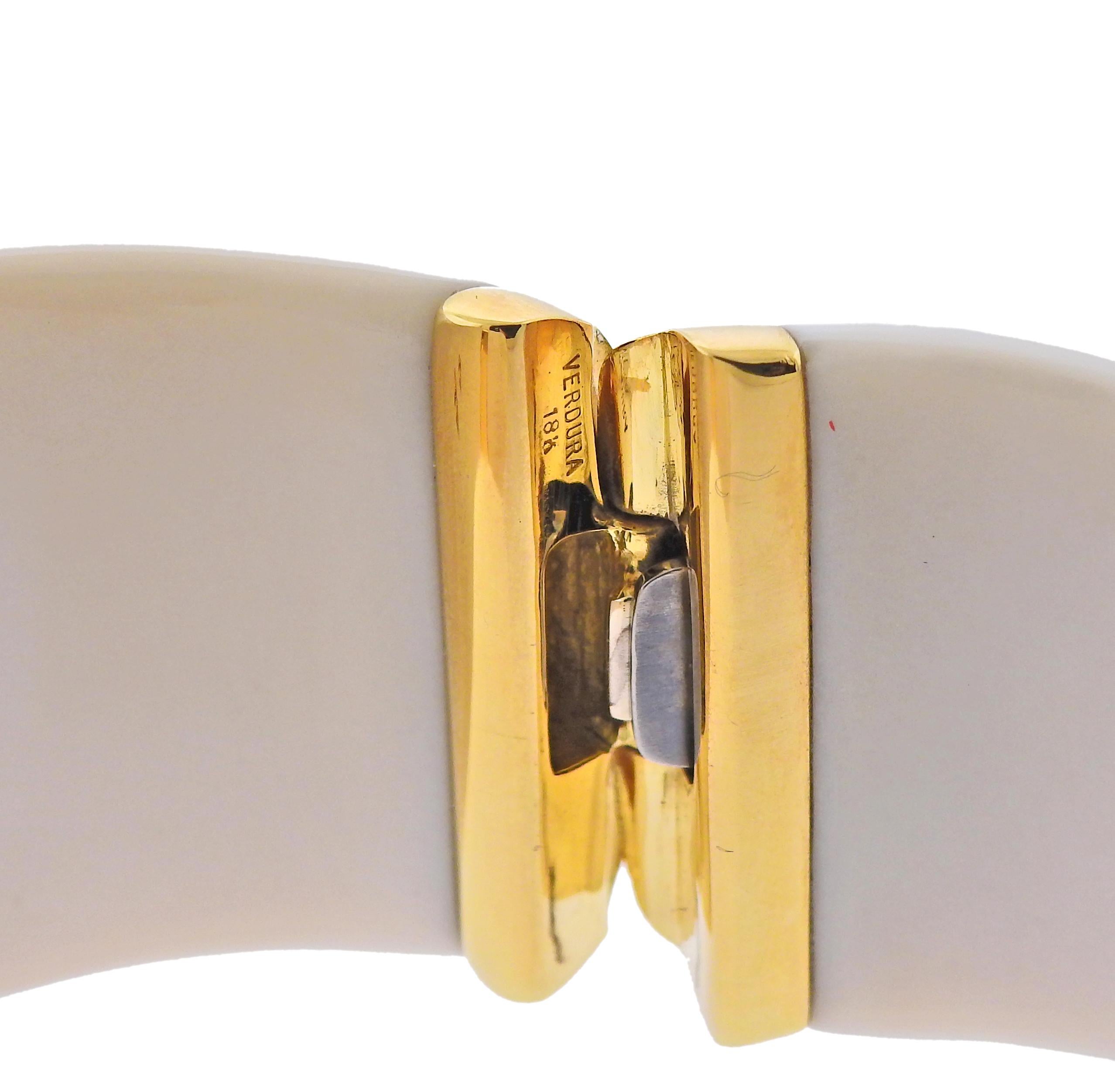 Verdura White Agate Diamond Gold Cuff Bracelet In Excellent Condition For Sale In Lambertville, NJ