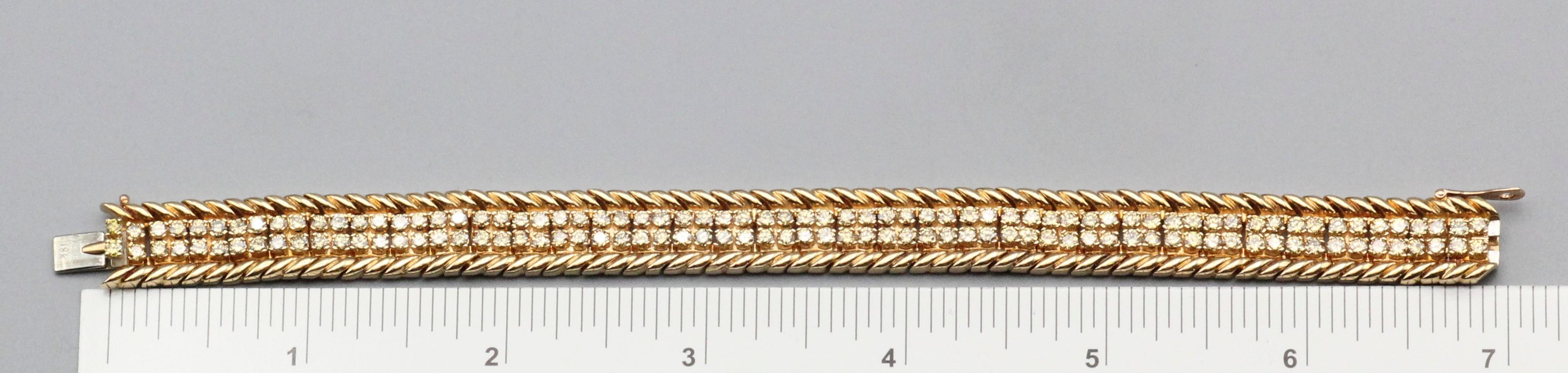 Die Verdura  Das Armband Fancy Yellow Diamond and 18k Gold ist ein exquisites und luxuriöses Stück, das die Essenz der ikonischen Designs von Verdura einfängt. Die Stücke von Verdura sind für ihre Handwerkskunst und einzigartige Ästhetik bekannt und