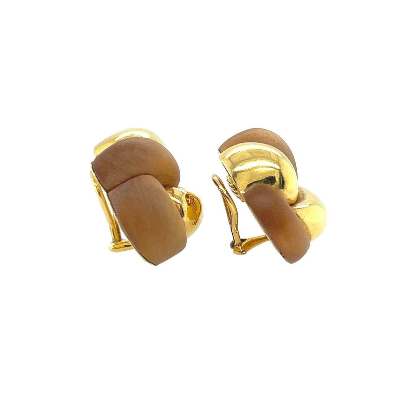 Un par de pendientes de oro amarillo de 18 quilates y sándalo, Verdura.  Cada pendiente está diseñado como un complejo nudo de sándalo con dos (2) secciones de oro.  Longitud aproximada de 1 pulgada.  Peso bruto aproximado de 33.50 gramos.  Firmado