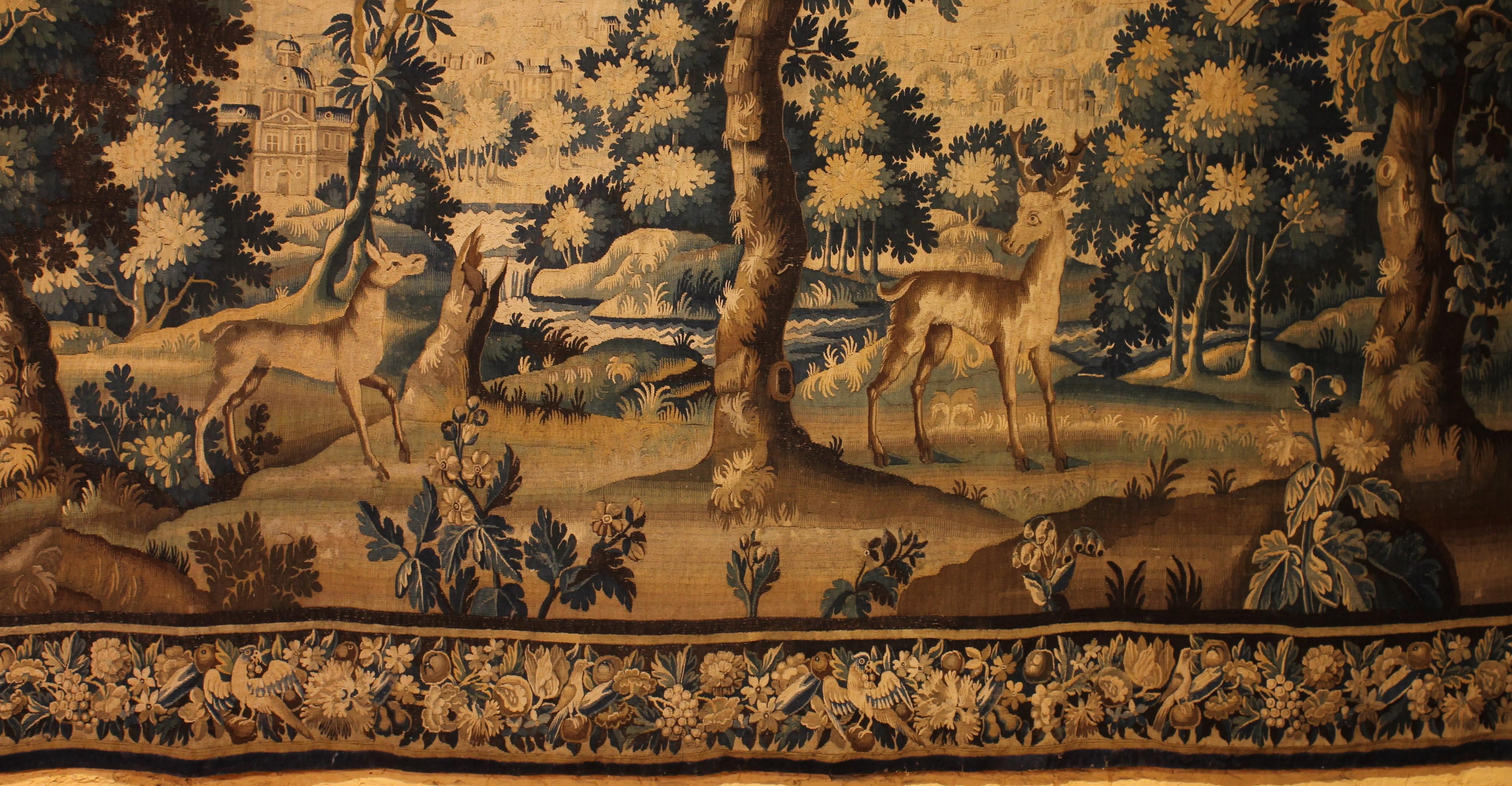 Very beautiful tapestry describing a verdure from the end of the 17th century/beginning of the 18th century from the Flanders

Elegant tapestry representing a deer and a doe in the foreground and a castle and several birds

The tapestry has its