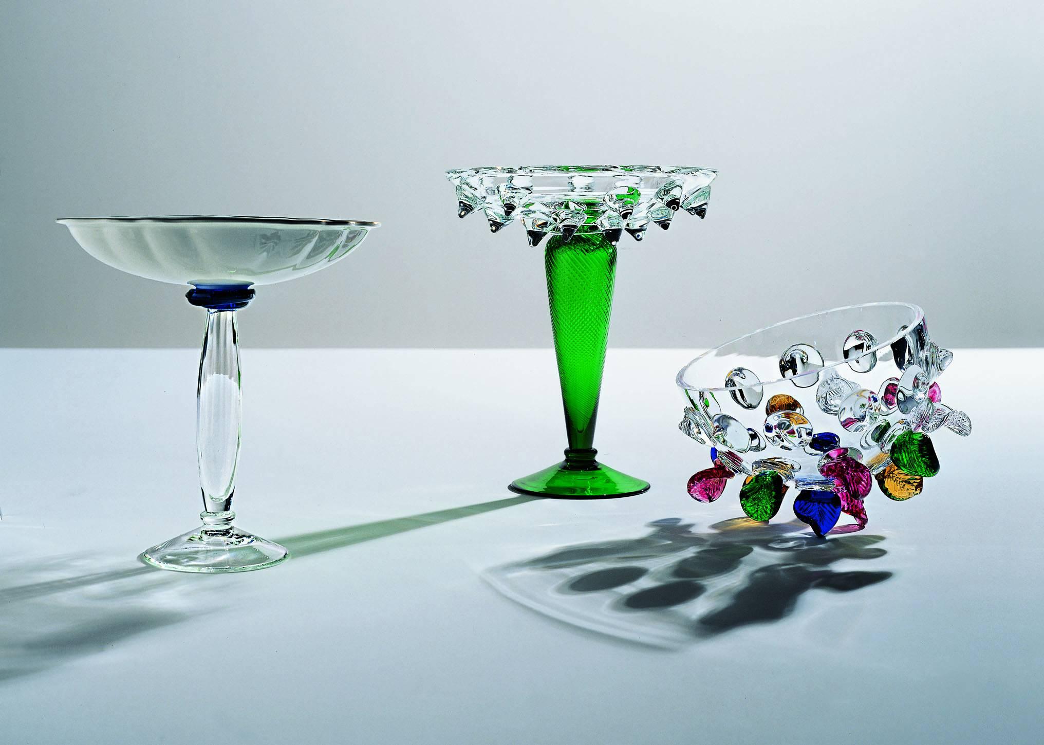 Il vaso è una combinazione di vetro trasparente e blu con porcellana bianca bordata d'oro. 

Borek Sipek (1949-2016) ha studiato design d'interni presso la scuola Arts & Crafts di Praga dal 1964 al 1968. Si reca in Germania per studiare