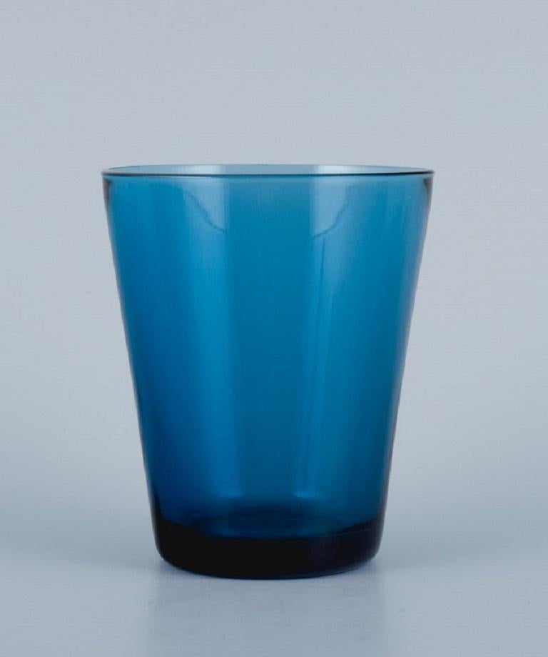 Vereco, Frankreich, ein Satz von acht Wassergläsern aus blauem Kunstglas. Ca. 1970er Jahre. (Französisch) im Angebot