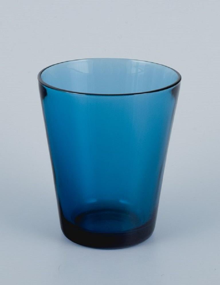 Vereco, Frankreich, ein Satz von acht Wassergläsern aus blauem Kunstglas. Ca. 1970er Jahre. im Zustand „Hervorragend“ im Angebot in Copenhagen, DK