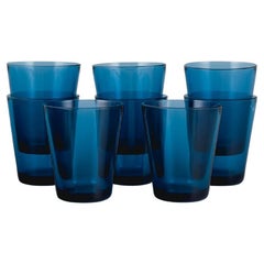 Vereco, Francia, Juego de ocho vasos de agua en vidrio artístico azul, aproximadamente, años 70