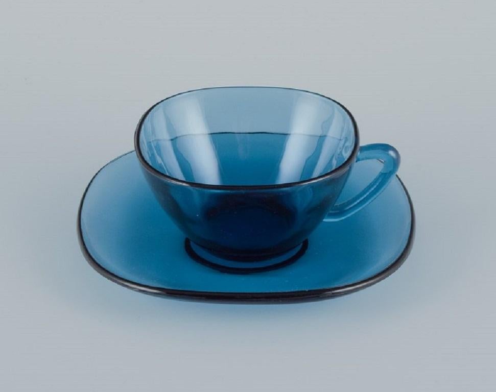 Vereco, France, a set of four teacups and matching saucers in blue glass.
Marked.
In perfect condition.
Dimensions: D 8.5 (without handle) H 5.0 cm.
Saucer: D 13.5 cm.