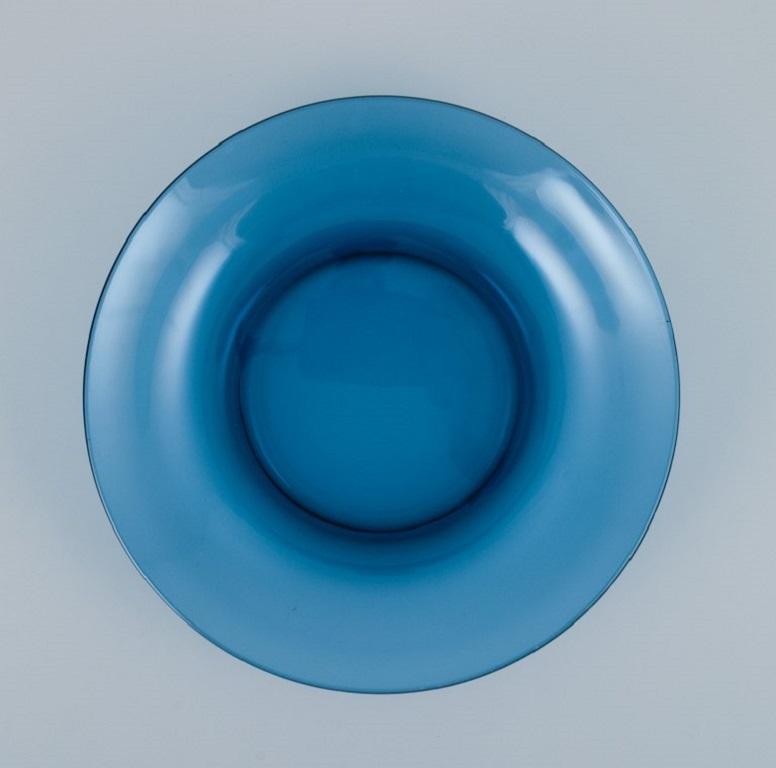 Vereco, France, a set of six deep plates in blue art glass.
circa 1970s.
In perfect condition.
Marked.
Dimensions: D 20.5 x H 4.0 cm.