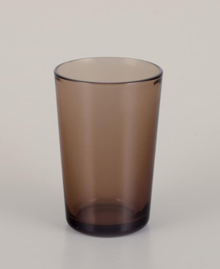 Vereco, France.  Un ensemble de six verres à boire en verre d'art fumé.
1970s. 
Marqué.
Parfait état.
Dimensions : H 9,8 cm x 6,5 cm : H 9,8 cm x 6,5 cm.