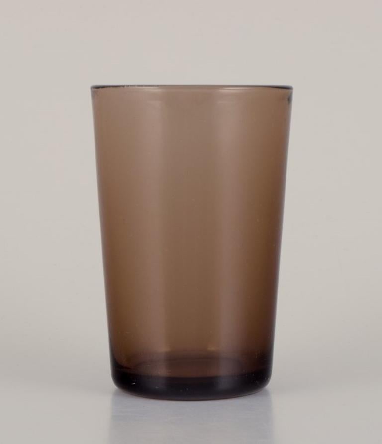 Français Vereco, France. Un ensemble de six verres à boire en verre d'art fumé. 1970. en vente