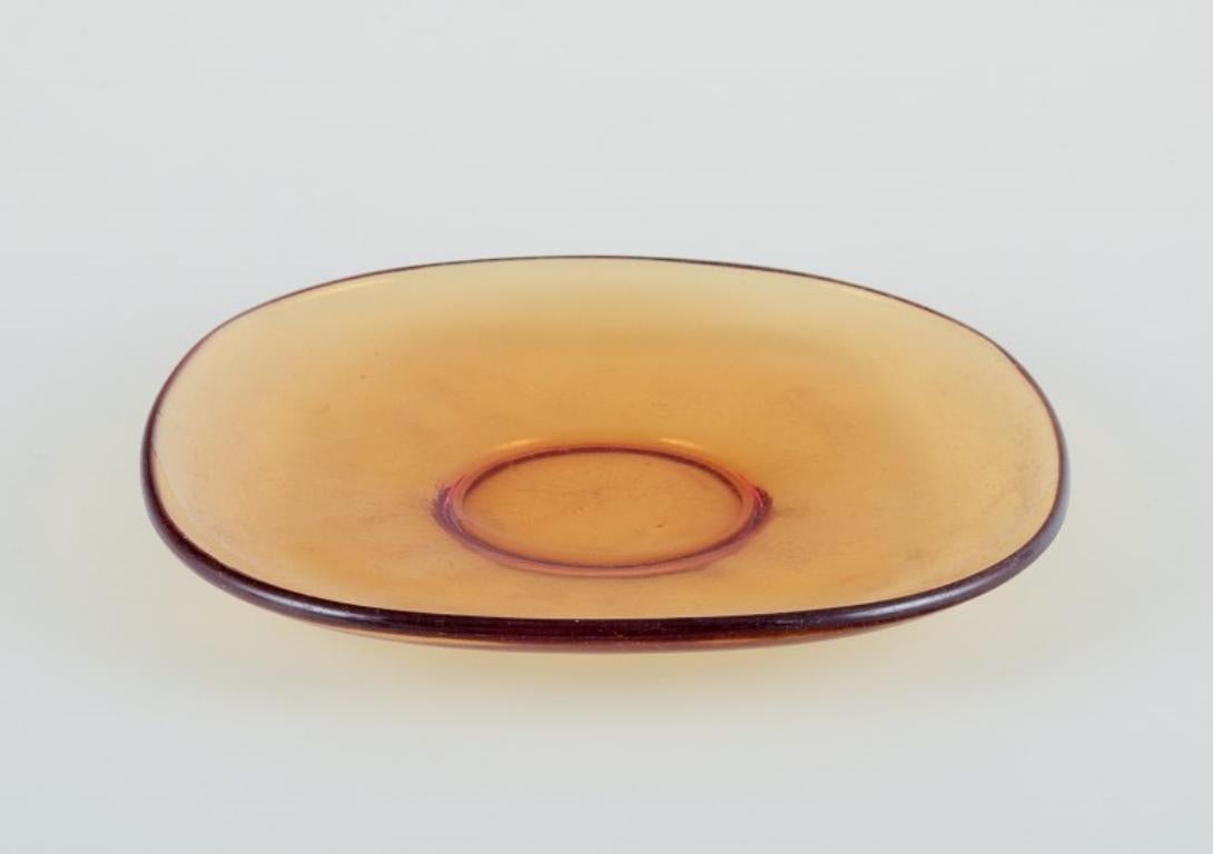 Vereco, France. A set of three coffee cups with saucers in amber glass.  In Good Condition For Sale In Copenhagen, DK