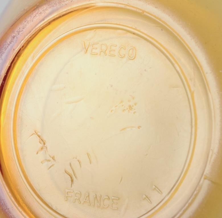 Fin du 20e siècle Vereco, France. Un ensemble de trois tasses à café avec soucoupes en verre ambré.  en vente