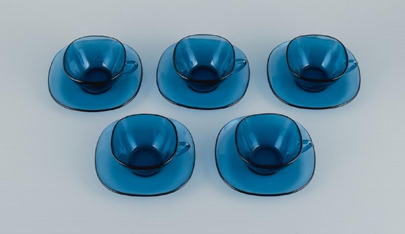 Vereco, France, a set of five teacups and matching saucers in blue glass.
Marked.
In perfect condition.
Dimensions: D 8.5 (without handle) H 5.0 cm.
Saucer: D 13.5 cm.