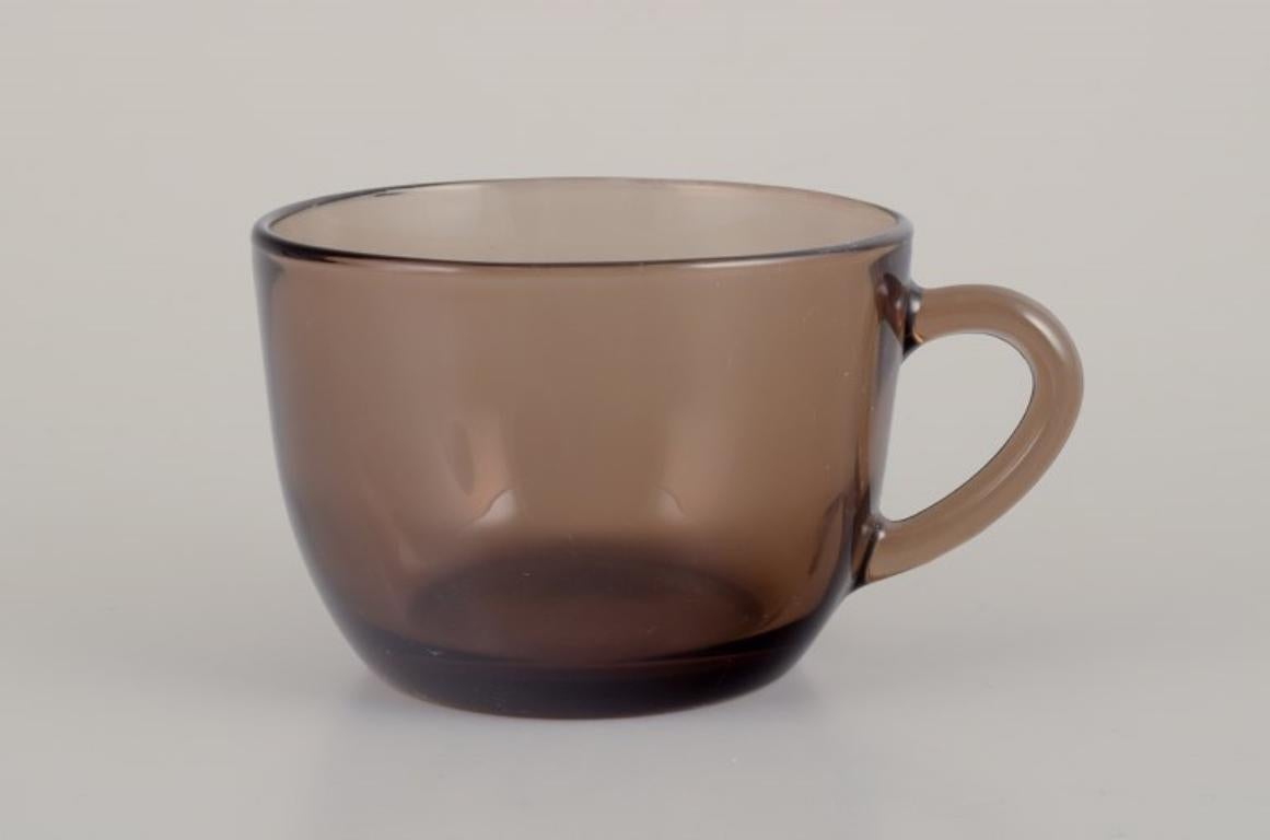 Vereco, Frankreich. Set aus vier Kaffeebechern und Untertassen aus Rauchglaskunstglas. (Französisch) im Angebot