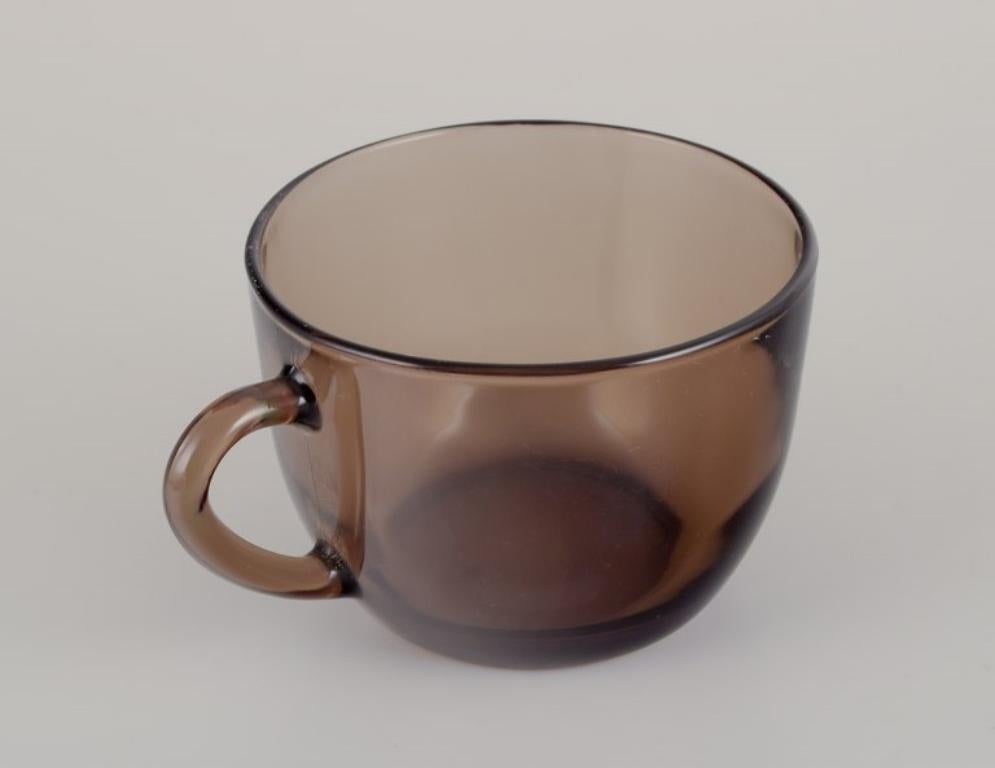 Vereco, Frankreich. Set aus vier Kaffeebechern und Untertassen aus Rauchglaskunstglas. im Zustand „Hervorragend“ im Angebot in København, Copenhagen