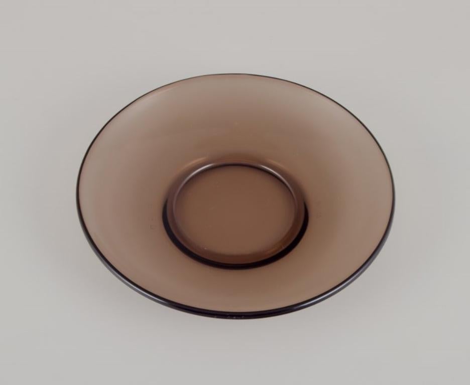Vereco, Frankreich. Set aus vier Kaffeebechern und Untertassen aus Rauchglaskunstglas. (Glas) im Angebot