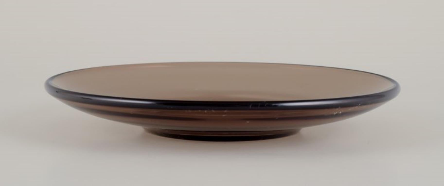 Vereco, Frankreich. Set aus vier Kaffeebechern und Untertassen aus Rauchglaskunstglas. im Angebot 1