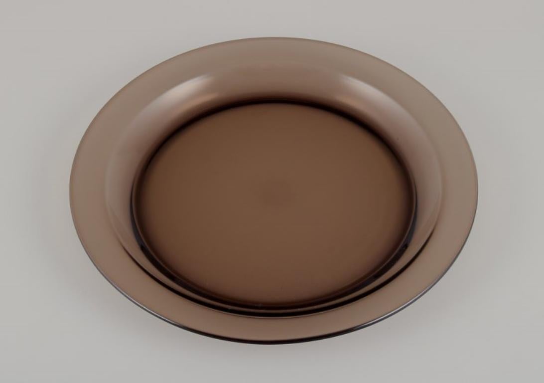Vereco, France. A set of four dinner plates in smoked art glass.
1970s.
Marked.
In excellent condition with signs of use.
Dimensions: D 23.3 cm.