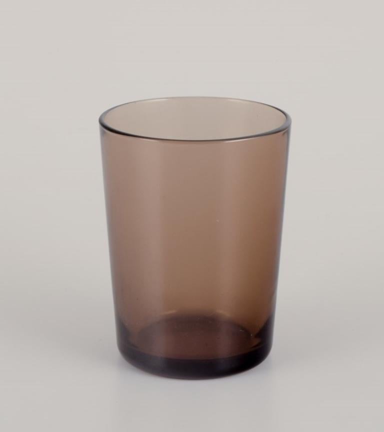 Vereco, Francia.  Juego de seis vasos pequeños de vidrio artístico ahumado.
1970s.
Marcado.
Perfecto estado.
Dimensiones: A 8,0 cm. x P 6,0 cm.