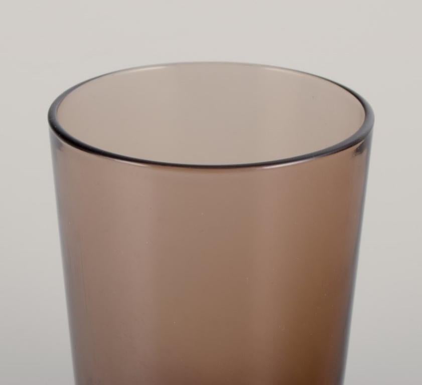 Vereco, Francia.  Juego de seis vasos pequeños de vidrio artístico ahumado. 1970s. en Excelente estado para la venta en København, Copenhagen