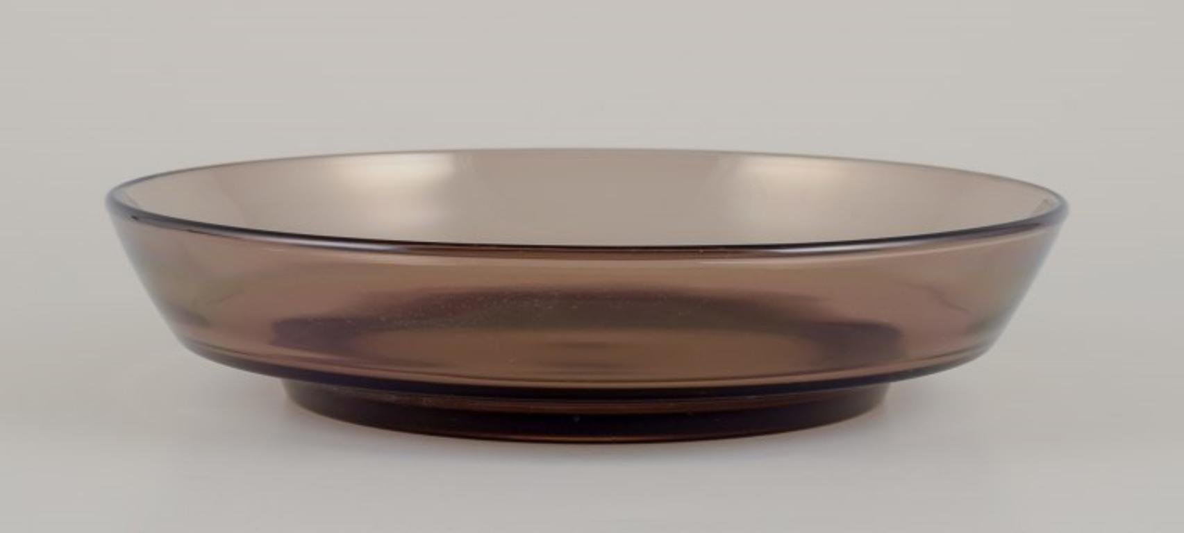 Français Vereco, France. Ensemble de six bols à soupe en verre d'art fumé. en vente