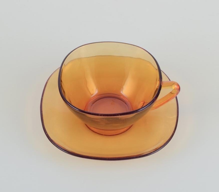Vereco, France. Six-person tea set in amber glass. Modernist design.  In Good Condition For Sale In Copenhagen, DK