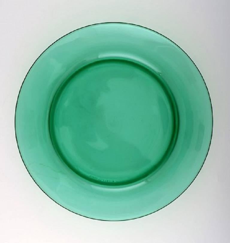 Vereco, France, ten plates in green art glass.
Mid-Century Modern.
Measures: 22.5 cm.
Stamped.
In perfect condition.