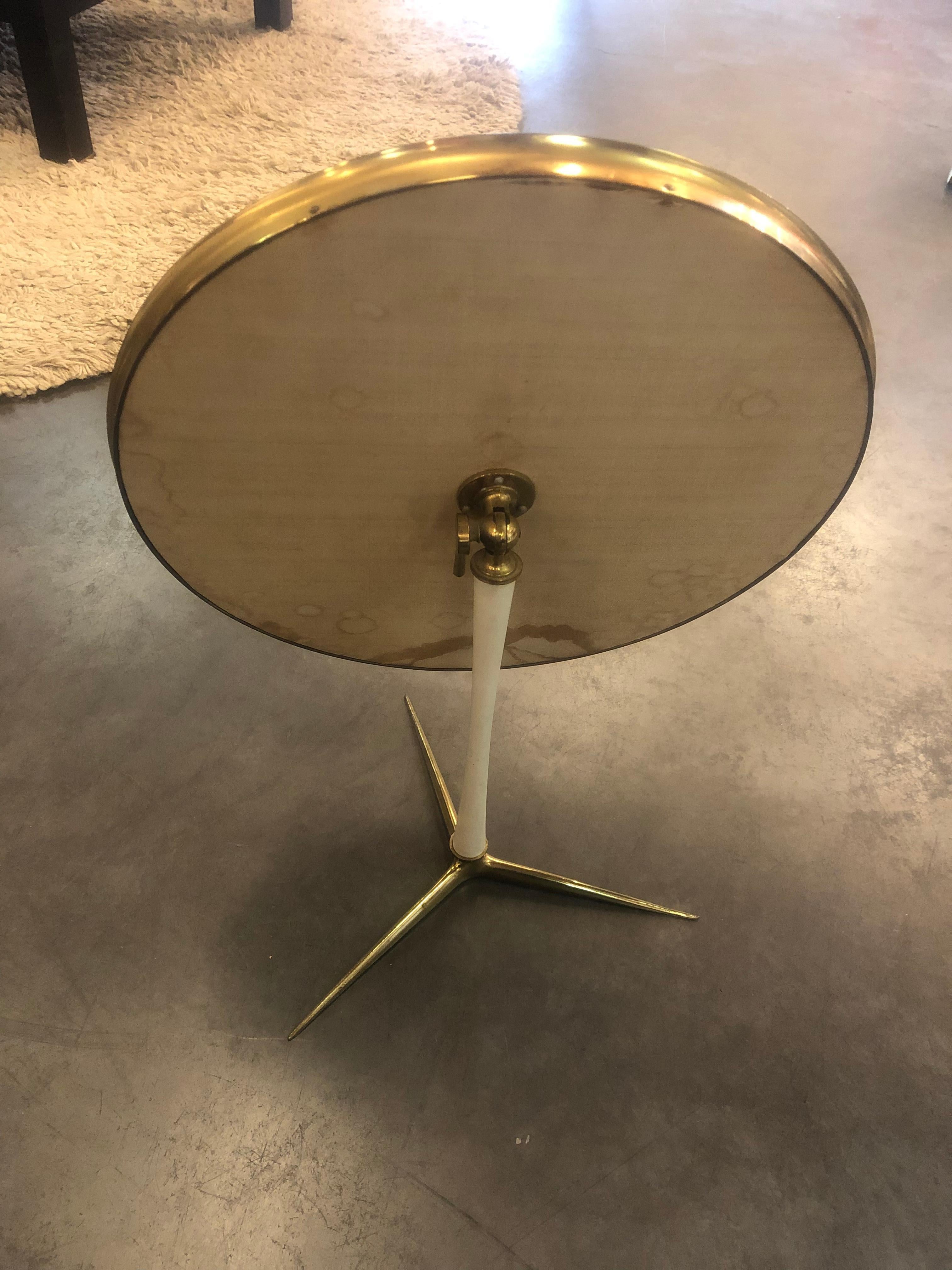 Vereinigten Werkstätten Collection table mirror in brass and white lacquered metal.
It’s a Mid-Century Modern design very high quality.
  