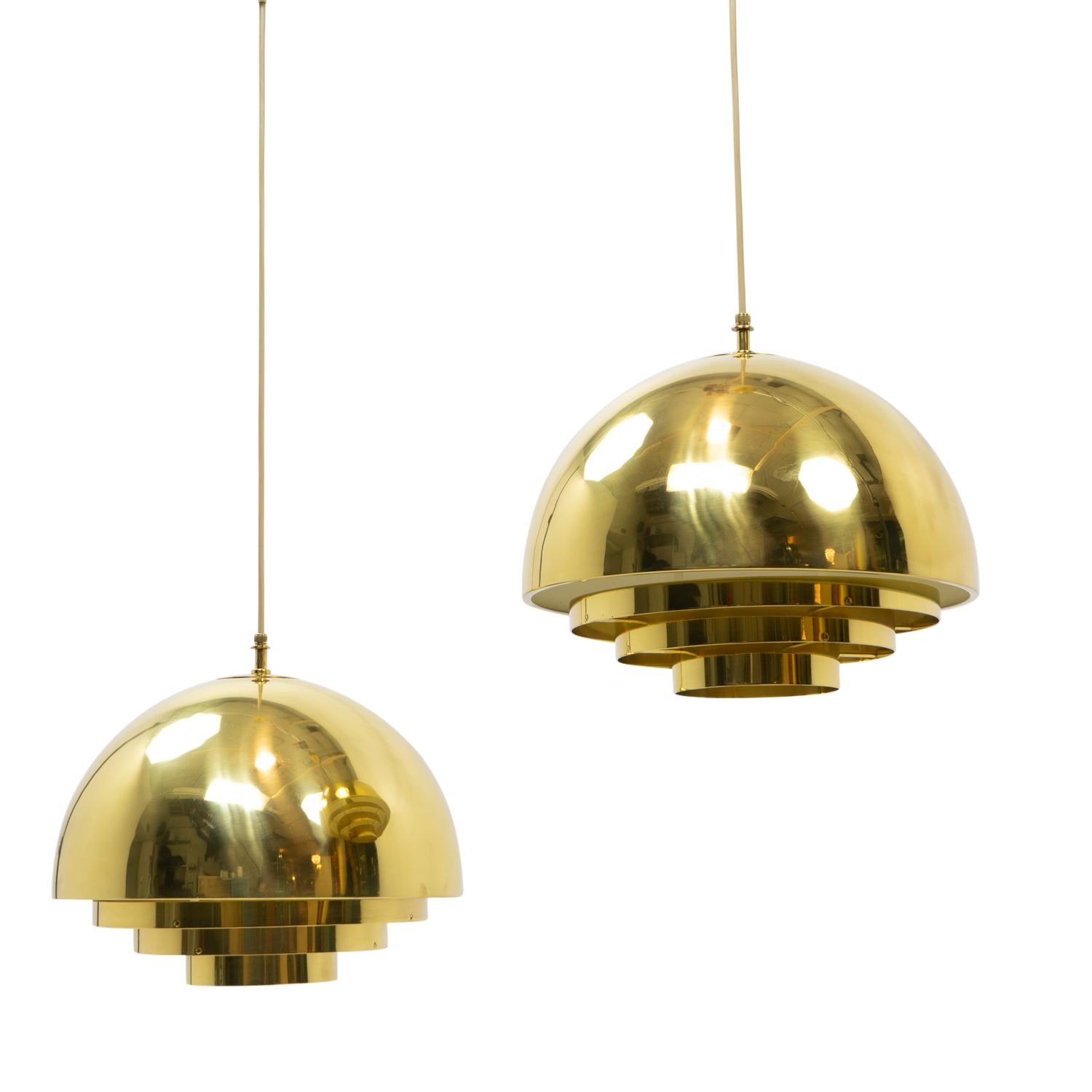 Schönes Paar Messinganhänger, die in den 1970er Jahren von der Vereinigten Werkstätte Deutschland (neuerdings Classicon genannt) hergestellt wurden.

Die Lampen sind von sehr hoher Qualität und schwerem Gewicht.  
 

Ursprünglich: Deutschland,