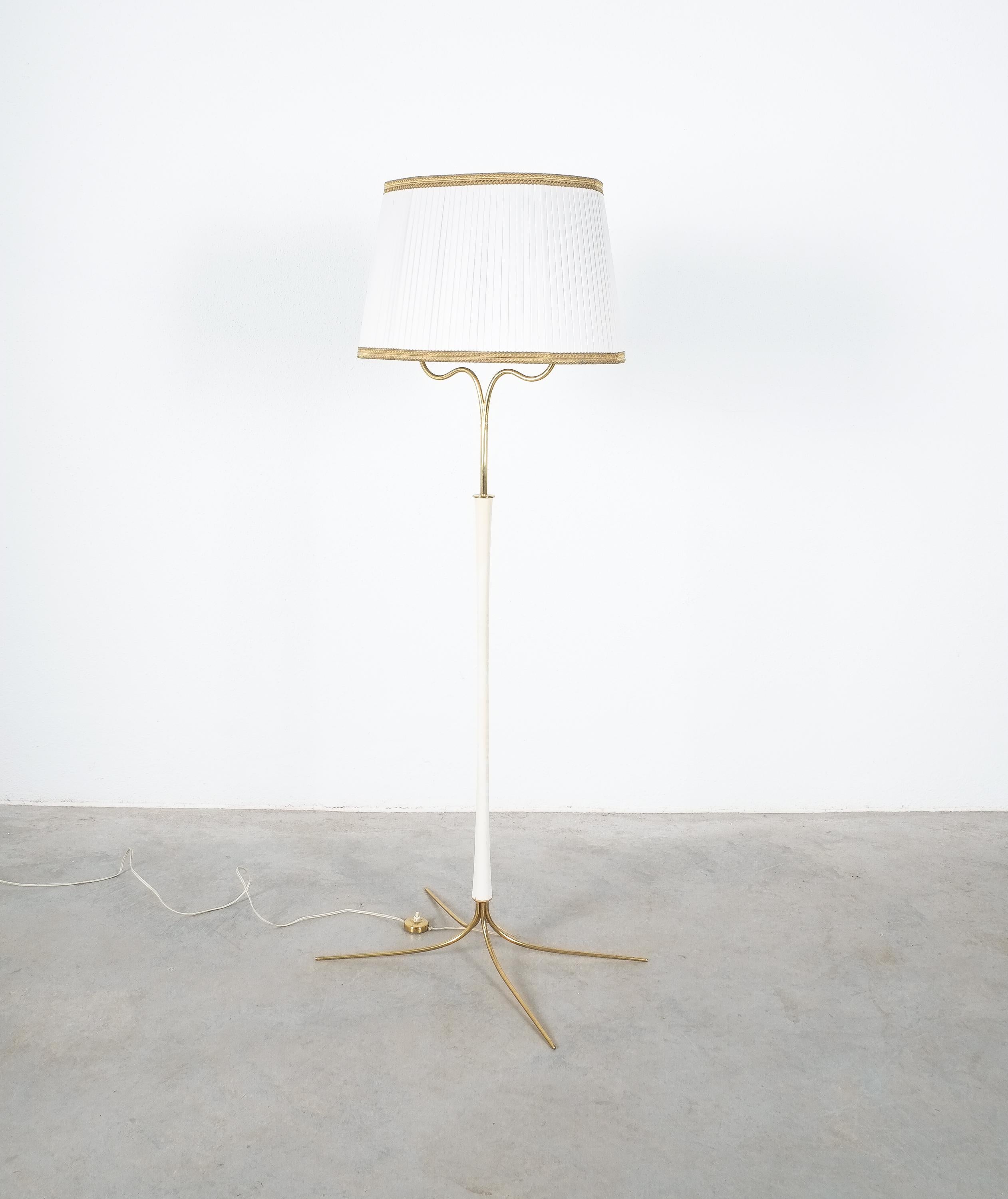 Rare floor light by Vereinigte Werkstaette, circa 1955-1960 

Beautiful floor lamp with a classical shade, delicate brass ware and a wooden handle. It's in good vintage condition with a wide stretched tubular brass foot. It holds 2x e26/27 Edison