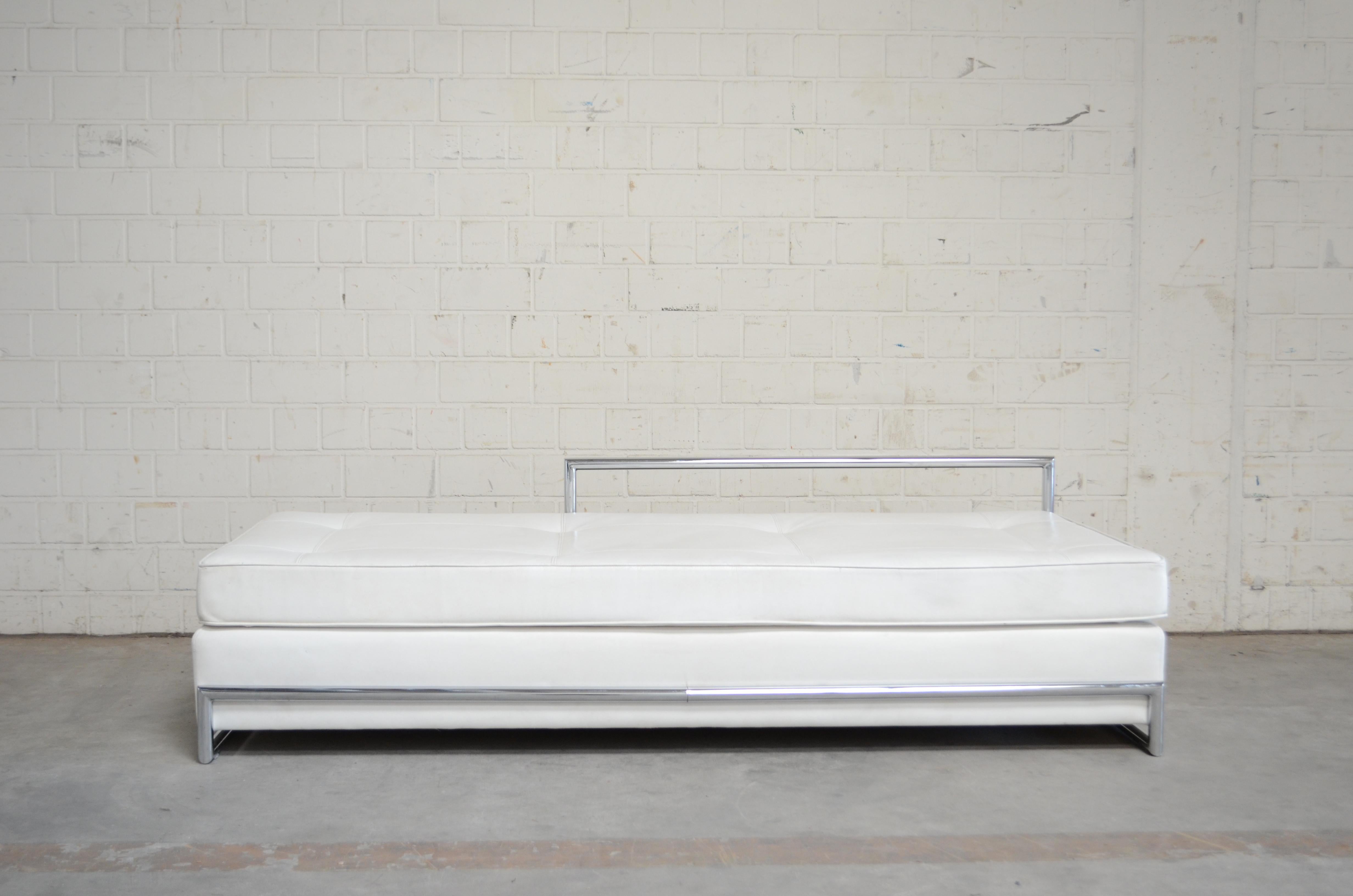 Lit de jour vintage portant le nom de Day bed par Eileen Gray. 
Fabriqué par Vereinigte Werkstätten Munich avant ClassiCon.
Un meuble classique.
Cuir blanc et cadre en acier tubulaire chromé.
Il présente quelques taches sur le côté droit.

